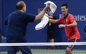 Na rodada noturna, fã invade quadra e dança com Djokovic